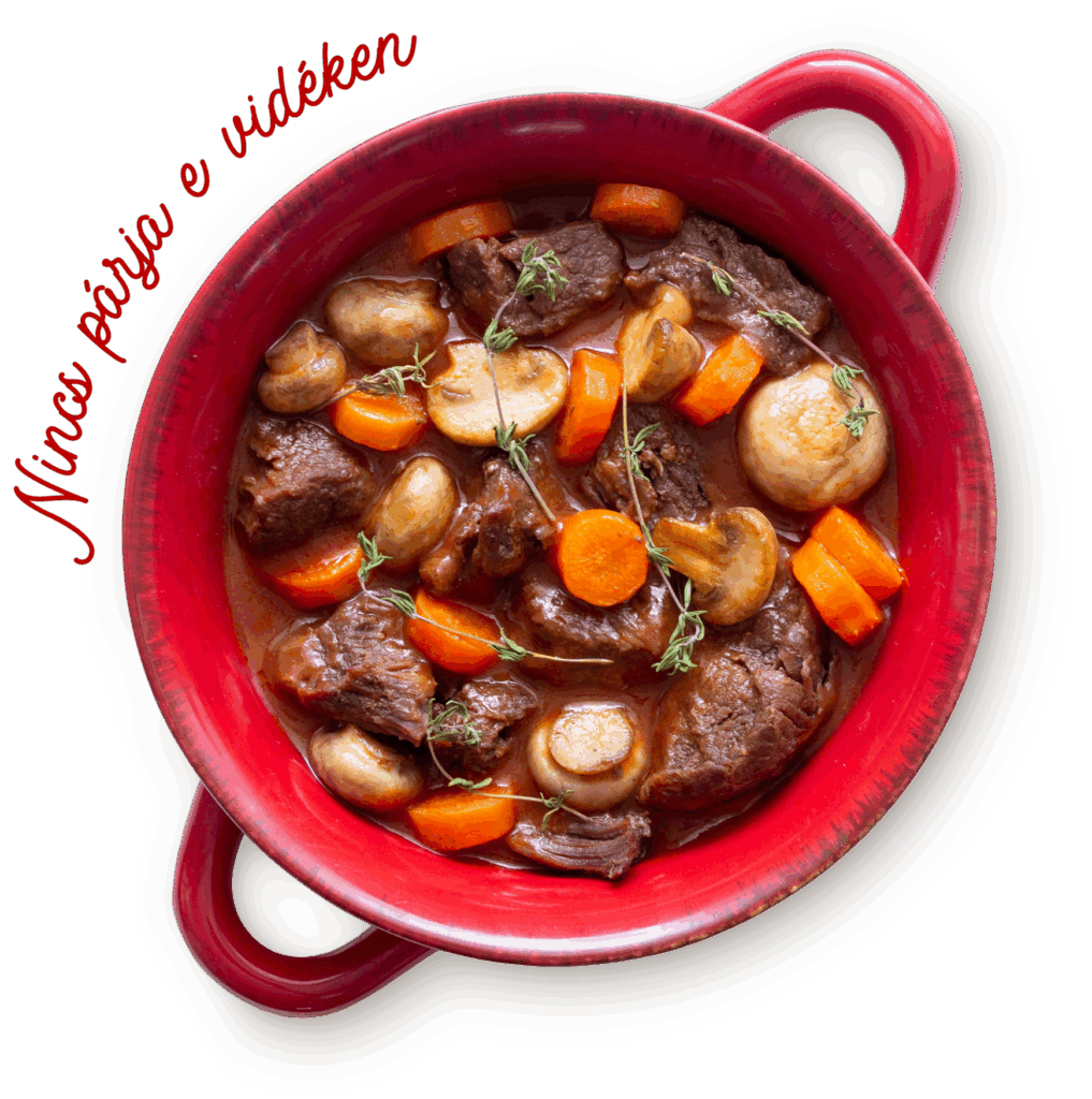 Ízekben gazdag magyar húsos pörkölt csipetnyi friss fűszernövényekkel, hagyományos nosztalgia éttermi fogás, autentikus házias ízekkel.