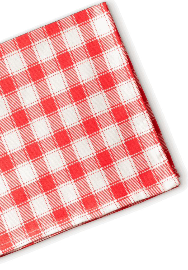 Finn az asztali szalvéta, vörös és fehér kockás mintázattal, éttermi dekoráció, nosztalgia hangulat, Nosztalgia Étterem, magyar konyha, hagyományos étel, vintage stílus, éttermi kiegészítő.