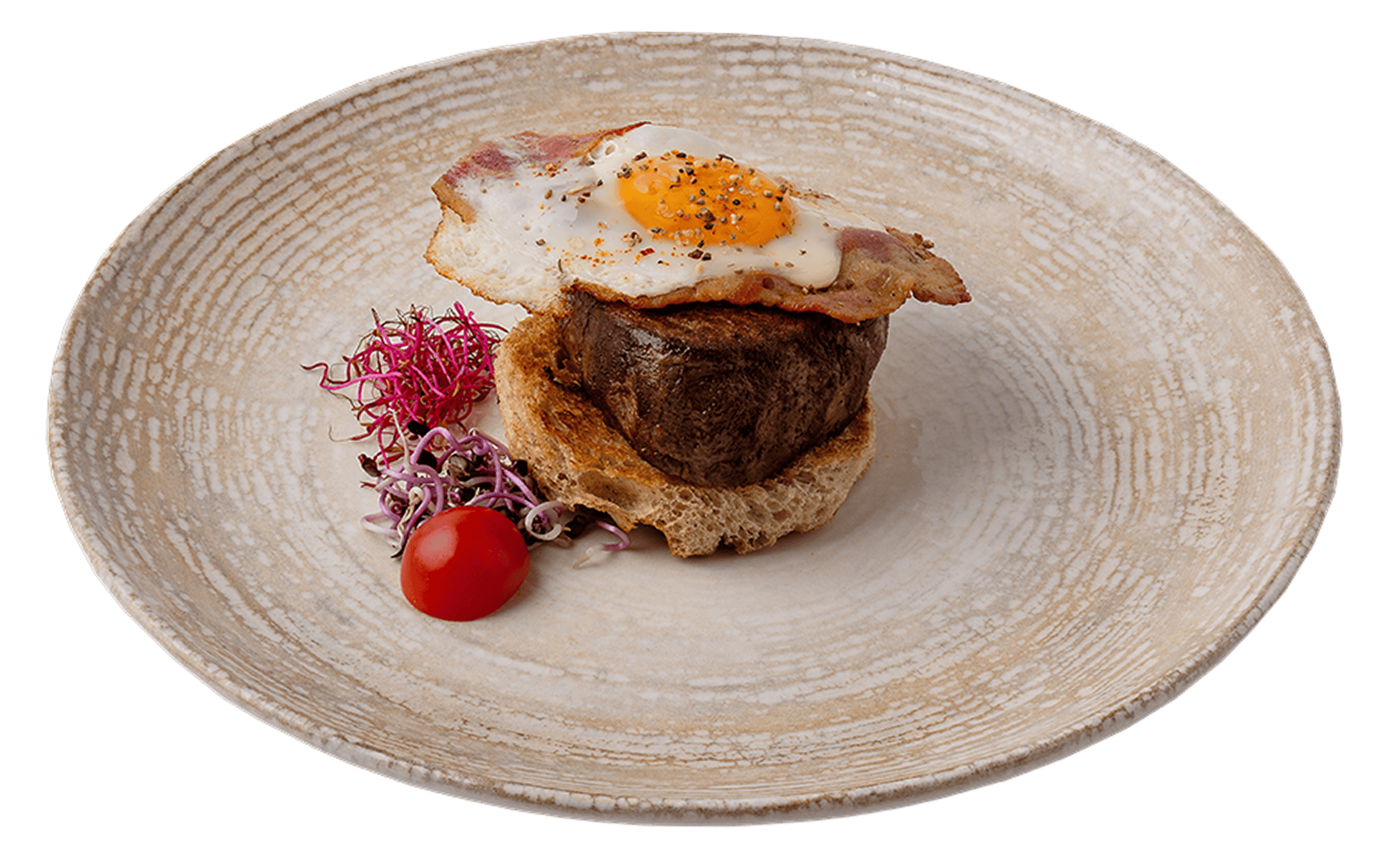 Rántott borjúláb steak, töltött tojás, friss zöldségsaláta és cherry paprika egy elegáns tálon a Nosztalgia Étteremben.