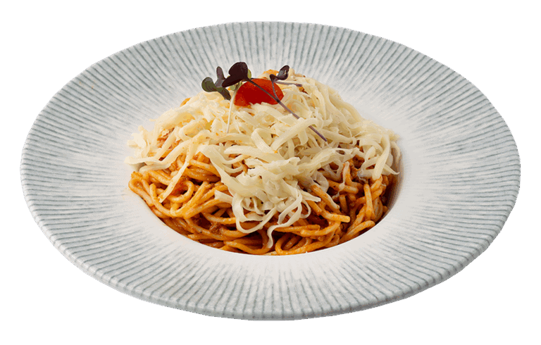 Rizottó tálon, reszelt sajt, paradicsom és microgreens díszítik a Nosztalgia Étterem ínycsiklandozó ételeit.