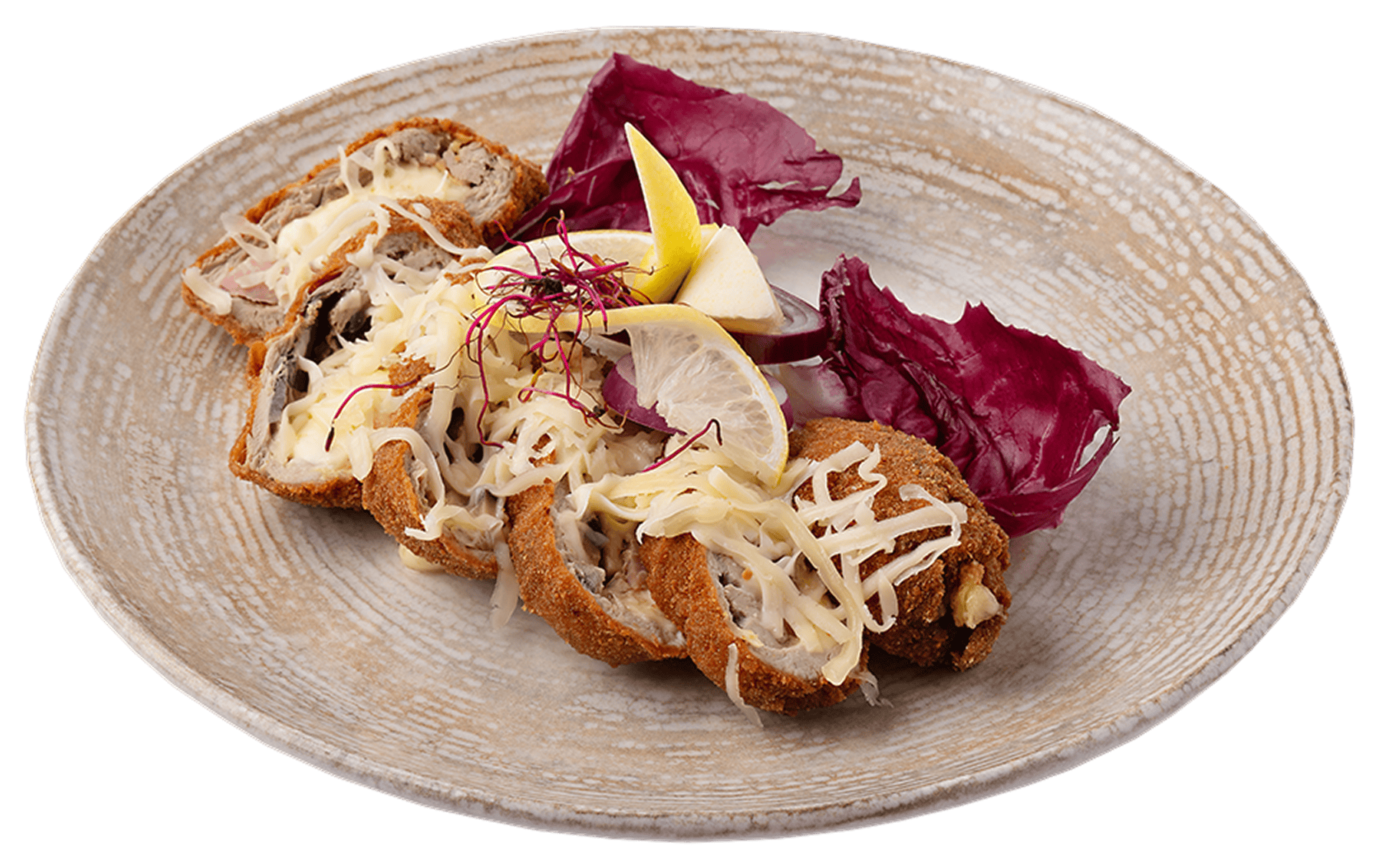 Szeherezett rántott csirkemell filé sárgarépa- és káposztacsíkokkal, friss citromszeletekkel, salátalevelekkel és padlizsánnal, Nosztalgia Étteremben készült magyar specialitás.