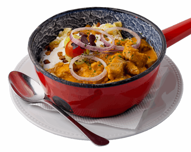 Csirke curry zöldségekkel és friss zöldségekkel, nosztalgikus éttermi hangulatban, autentikus magyar és nemzetközi konyha kedvelőinek, kiváló éttermi élmény.