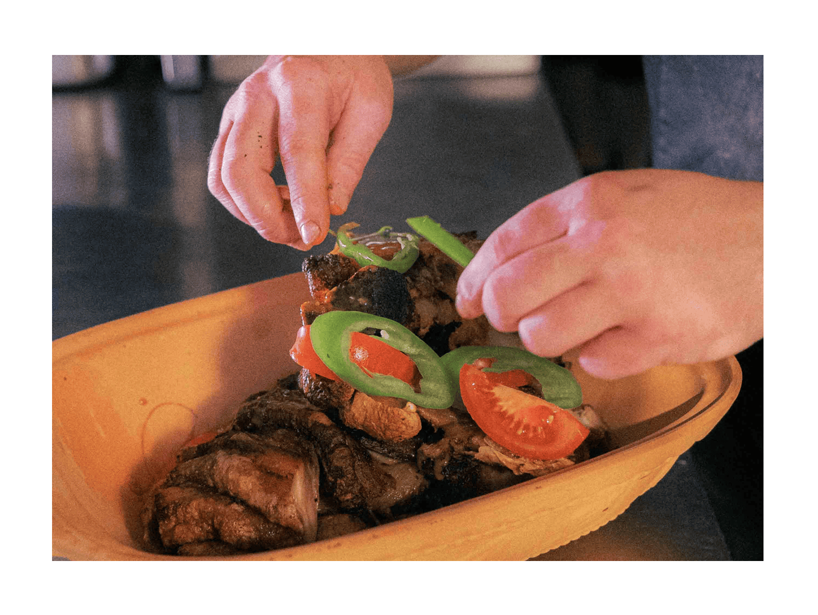 Francia porkolt, fűszeres hús és friss zöldség, autentikus magyar étel a Nosztalgia Étteremben.