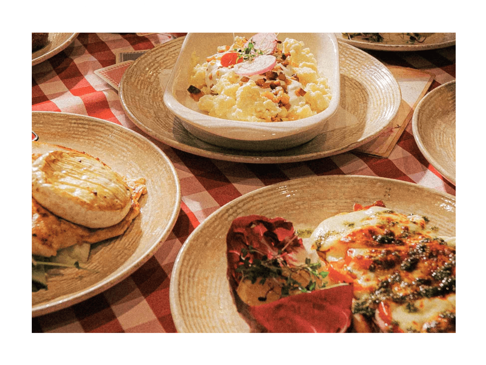 Ízletes magyar ételek tálalva Nosztalgia Étteremben, hagyományos magyar konyha, családi vacsora, autentikus ízek, meleg vendégszeretet, hangulatos étterem.