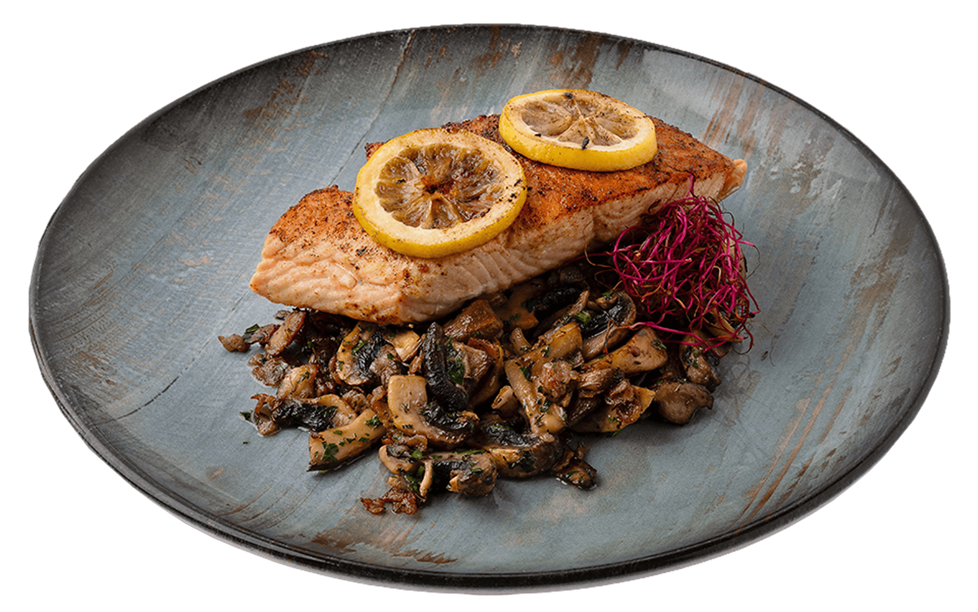 Friss hal filé citrommal, mellette párolt zöldségek és gombás ragu egy korszerű éttermi tálaláson.